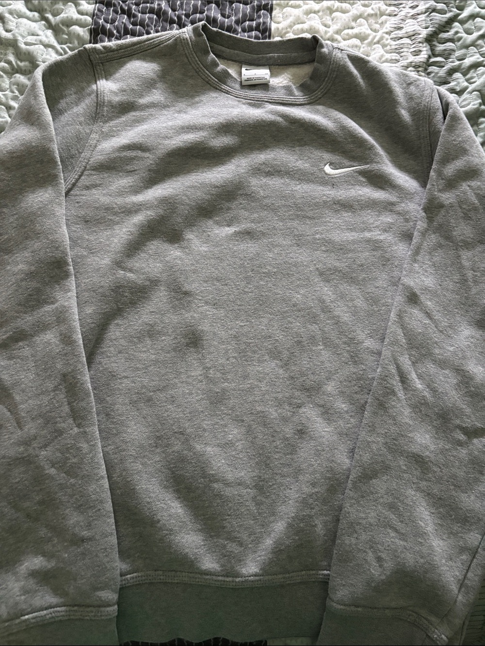 Nike Men’s Gray Crewneck Pullover Sweatshirt